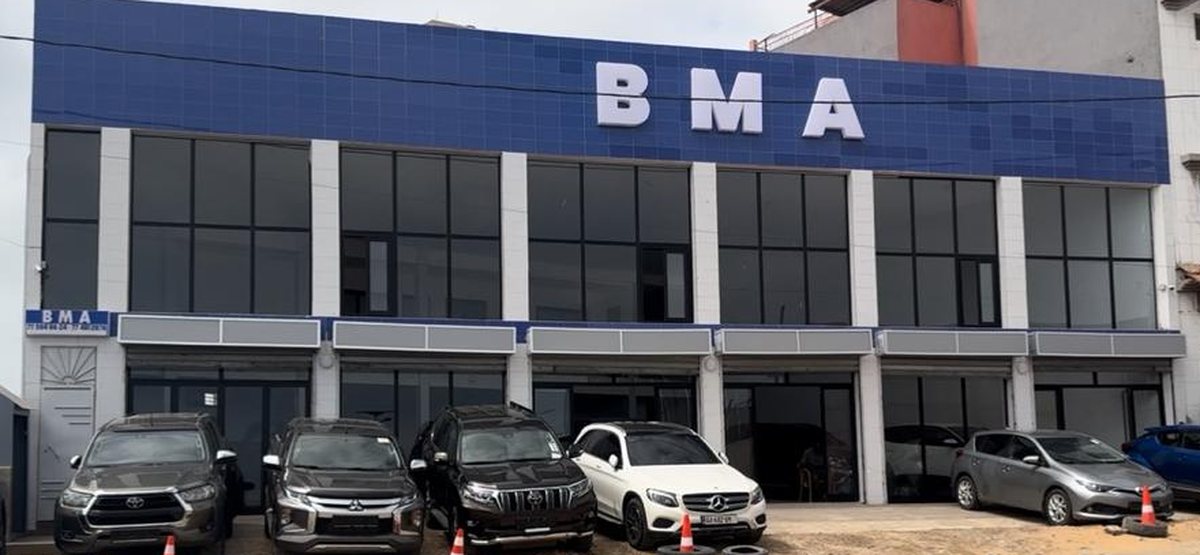 Le showroom Baye Mor Automobile à Cambérène, Dakar : bâtiment à façade bleue portant l'enseigne BMA, véhicules alignés devant l'entrée